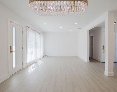 9620 Woodale Avenue - Photo Thumbnail 16