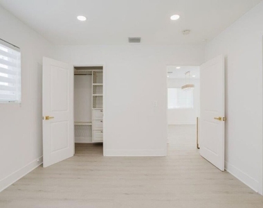 9620 Woodale Avenue - Photo Thumbnail 33