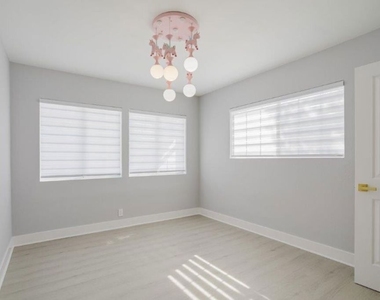 9620 Woodale Avenue - Photo Thumbnail 36