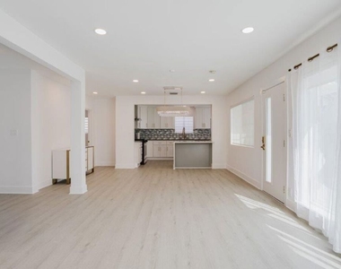 9620 Woodale Avenue - Photo Thumbnail 12