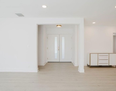 9620 Woodale Avenue - Photo Thumbnail 17