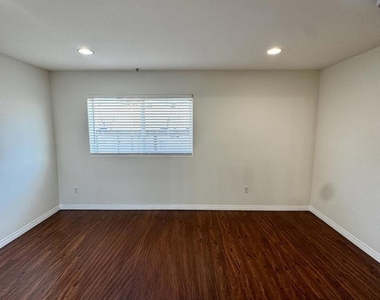 13525 Vanowen Street - Photo Thumbnail 9