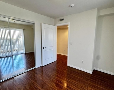 13525 Vanowen Street - Photo Thumbnail 14