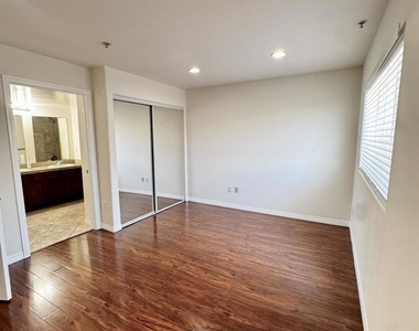 13525 Vanowen Street - Photo Thumbnail 8