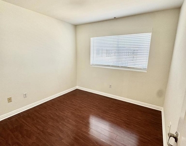 13525 Vanowen Street - Photo Thumbnail 12