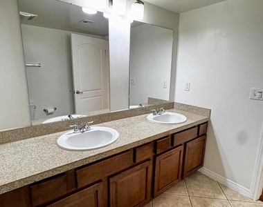 13525 Vanowen Street - Photo Thumbnail 14
