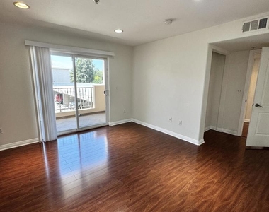 13525 Vanowen Street - Photo Thumbnail 8
