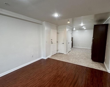 13525 Vanowen Street - Photo Thumbnail 6