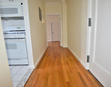 West 45th Street - Photo Thumbnail 3