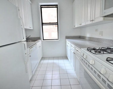 West 45th Street - Photo Thumbnail 4