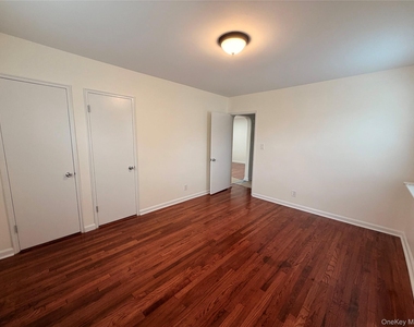 7231 Little Neck Parkway - Photo Thumbnail 6