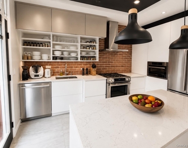 7822 81st Street - Photo Thumbnail 2