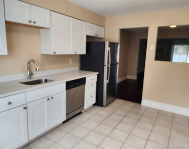 12 Roosevelt Drive - Photo Thumbnail 4