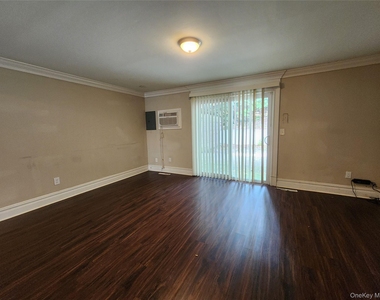 12 Roosevelt Drive - Photo Thumbnail 8