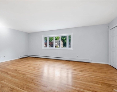 49 Neulist Avenue - Photo Thumbnail 11