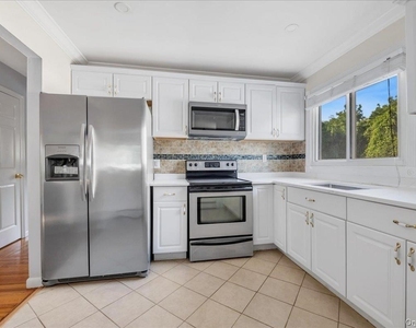 49 Neulist Avenue - Photo Thumbnail 6