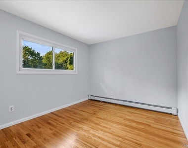 49 Neulist Avenue - Photo Thumbnail 2