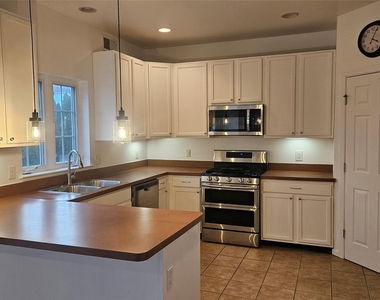 2719 Colonial Drive - Photo Thumbnail 4