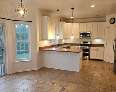 2719 Colonial Drive - Photo Thumbnail 6