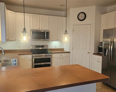 2719 Colonial Drive - Photo Thumbnail 5