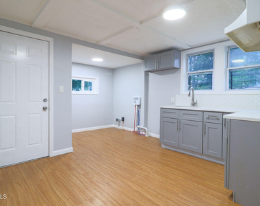 111 Duane Avenue - Photo Thumbnail 6