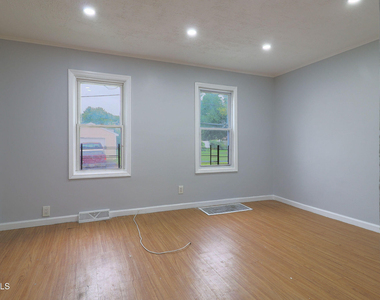 111 Duane Avenue - Photo Thumbnail 3