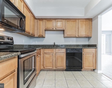 3179 Summit Square Drive - Photo Thumbnail 3