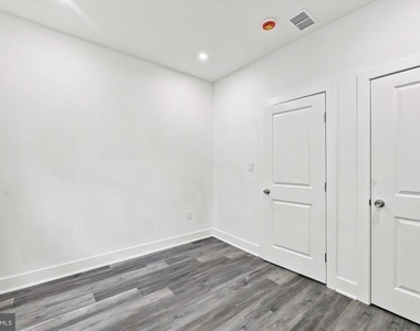 1530 Catharine Street - Photo Thumbnail 8