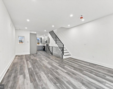 1530 Catharine Street - Photo Thumbnail 1