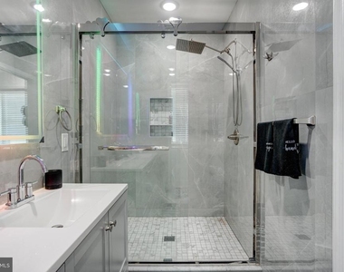 2611 S Marshall Street - Photo Thumbnail 4