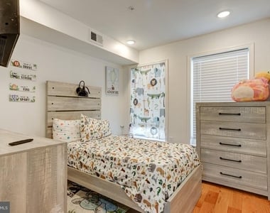 2611 S Marshall Street - Photo Thumbnail 10