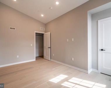 719 Dickinson Street - Photo Thumbnail 8