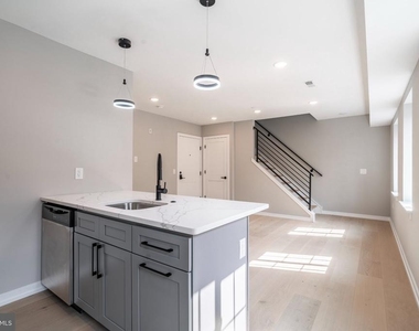 719 Dickinson Street - Photo Thumbnail 5