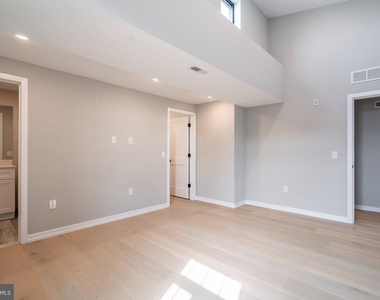 719 Dickinson Street - Photo Thumbnail 13