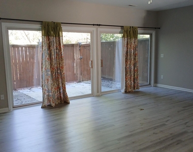 514 Walnut Woods Drive - Photo Thumbnail 7