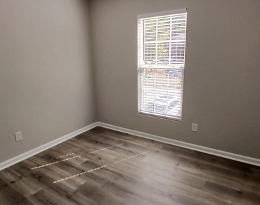 514 Walnut Woods Drive - Photo Thumbnail 14