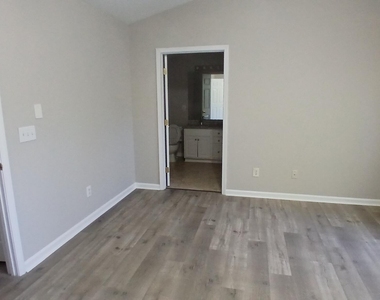 514 Walnut Woods Drive - Photo Thumbnail 20