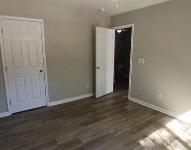514 Walnut Woods Drive - Photo Thumbnail 17