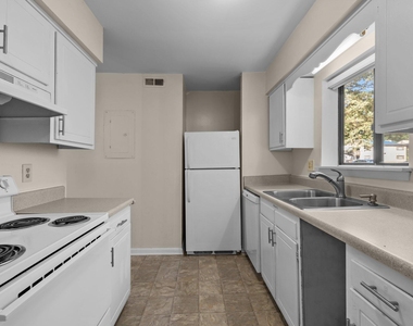 667 Pine Ridge Place - Photo Thumbnail 3