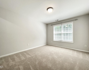 112 Taylors Creek Court - Photo Thumbnail 15