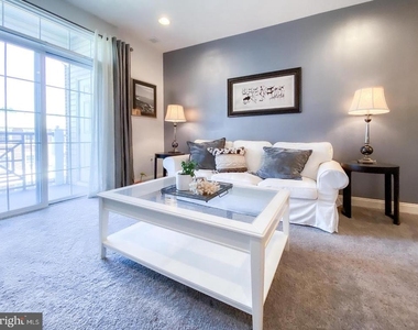 300 W Elm Street - Photo Thumbnail 16