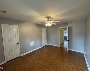 5612 Darrow Drive - Photo Thumbnail 12