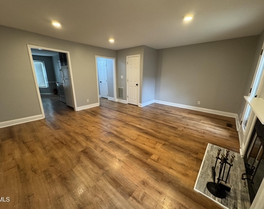 5612 Darrow Drive - Photo Thumbnail 7