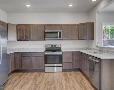 1817 Holly Lane - Photo Thumbnail 6