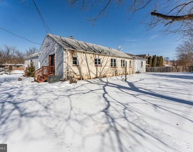 390 Mary Street - Photo Thumbnail 4