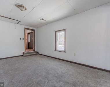 390 Mary Street - Photo Thumbnail 8