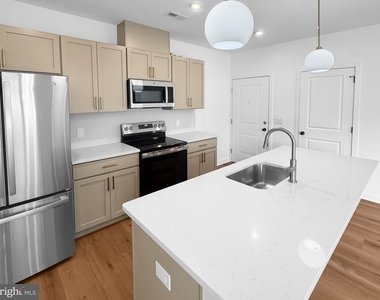365 Butler Avenue W - Photo Thumbnail 6