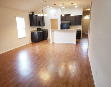 13009 Ring Dr - Photo Thumbnail 2