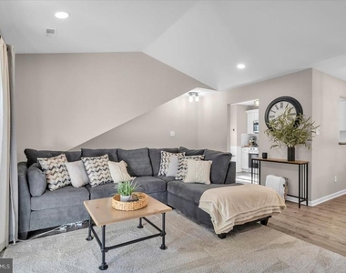 612 Covington Court - Photo Thumbnail 4