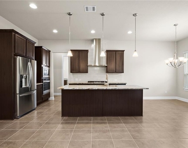 3921 Tavarez St - Photo Thumbnail 2